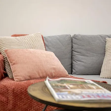 Bright & Modern Studio - Rose Y Maya *